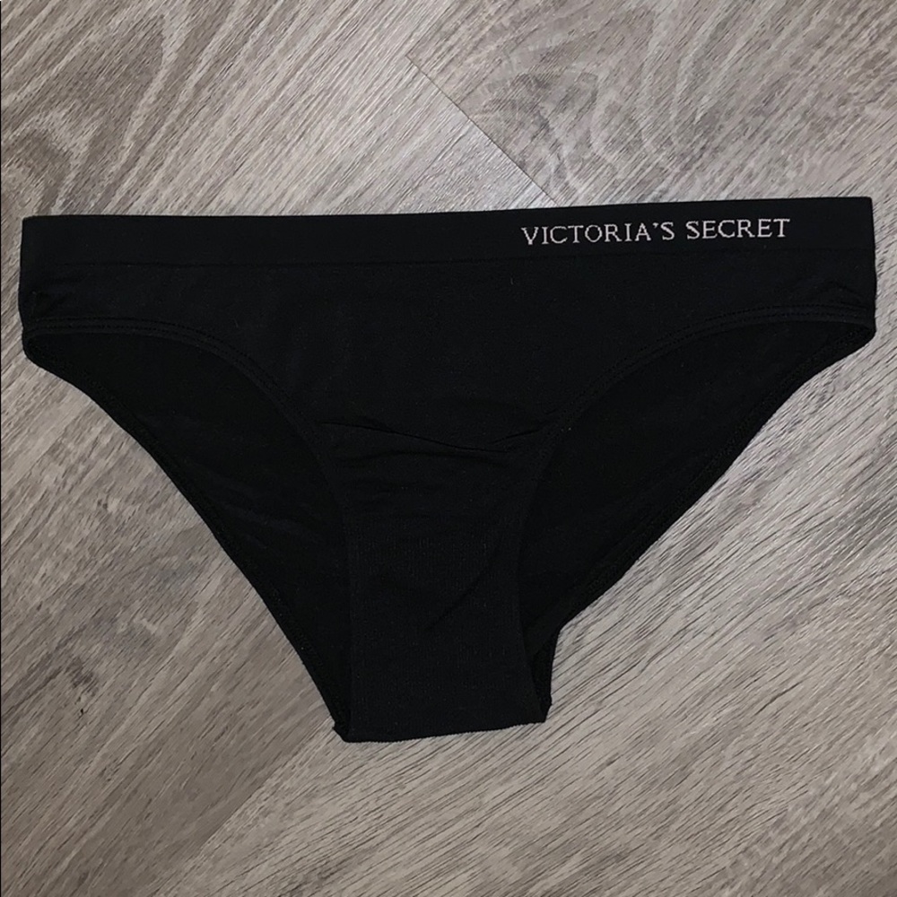 VS Black Seamless cheekini NWOT